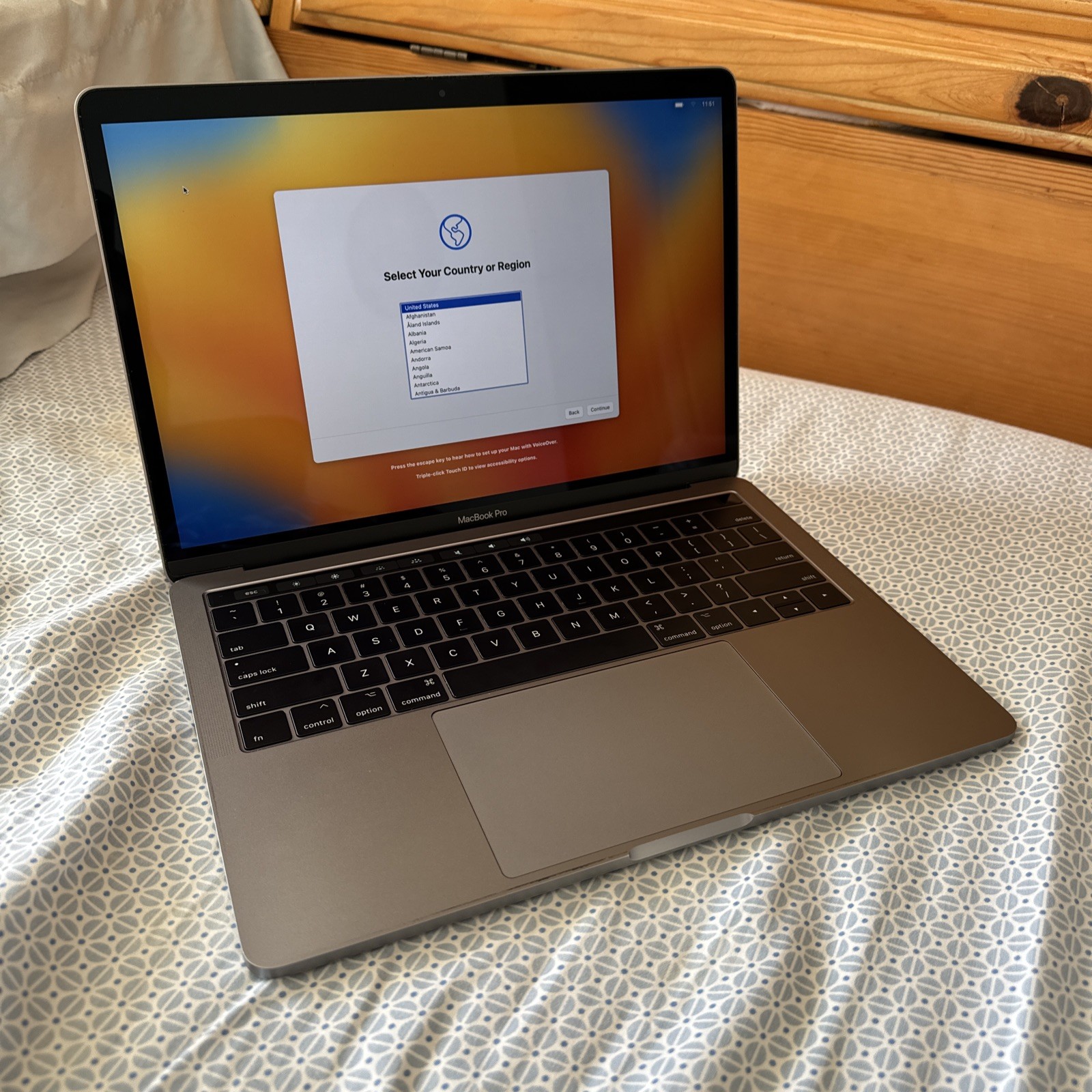 Apple MacBook Pro 13″ 2017 2.5 GHz i7 16GB 256GB SSD  Space Gray – Good