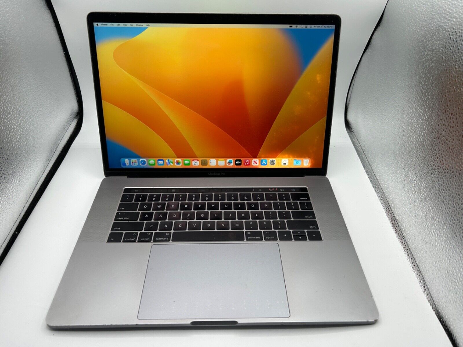 Apple MacBook Pro 15″ 2017 A1707 TouchBar i7 2.8GHz 16GB 512GB SCREEN MARKS [G01