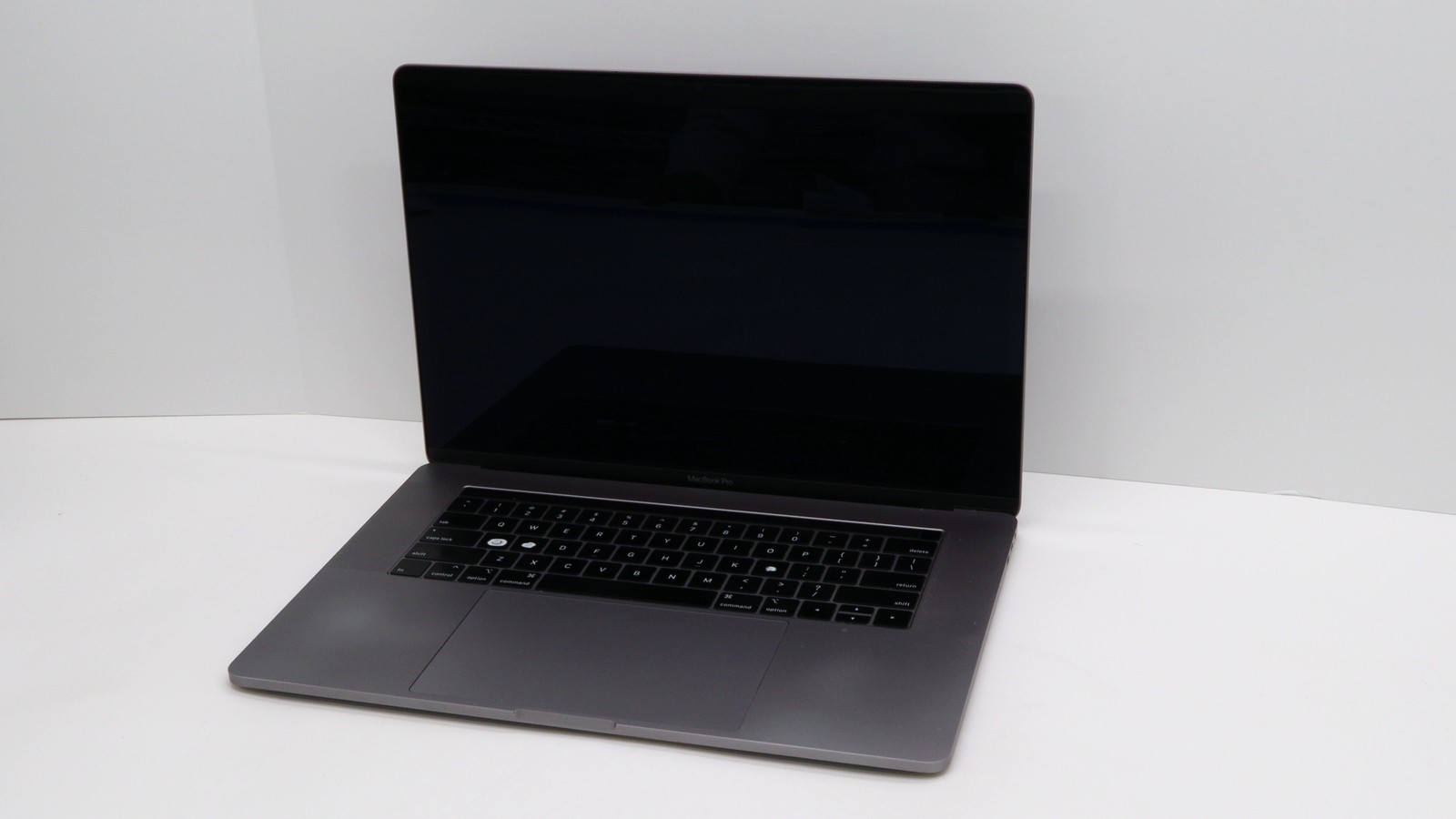 Apple MacBook Pro 15 Core i9 16GB 512GB Silver 2019 – Used Good