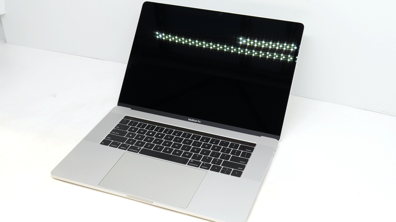 Apple MacBook Pro 15 Core i7 16GB 256GB Silver 2019 – Used Good