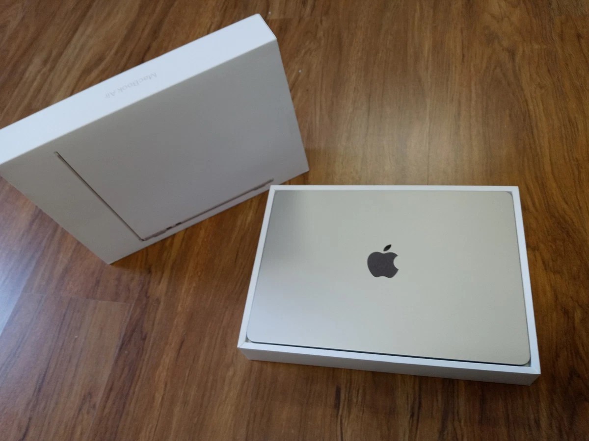 Apple MacBook Air 13.6″ M2 Chip 16GB RAM 256GB SSD – Starlight (MC7W4LL/A)