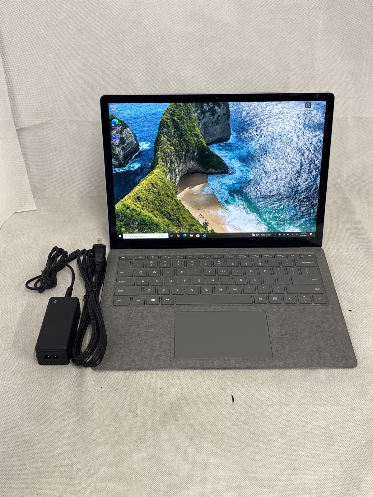 Microsoft Surface Laptop 3 13.5″ (256GB SSD, Intel i7 10th Gen., 16GB) *Grade C*