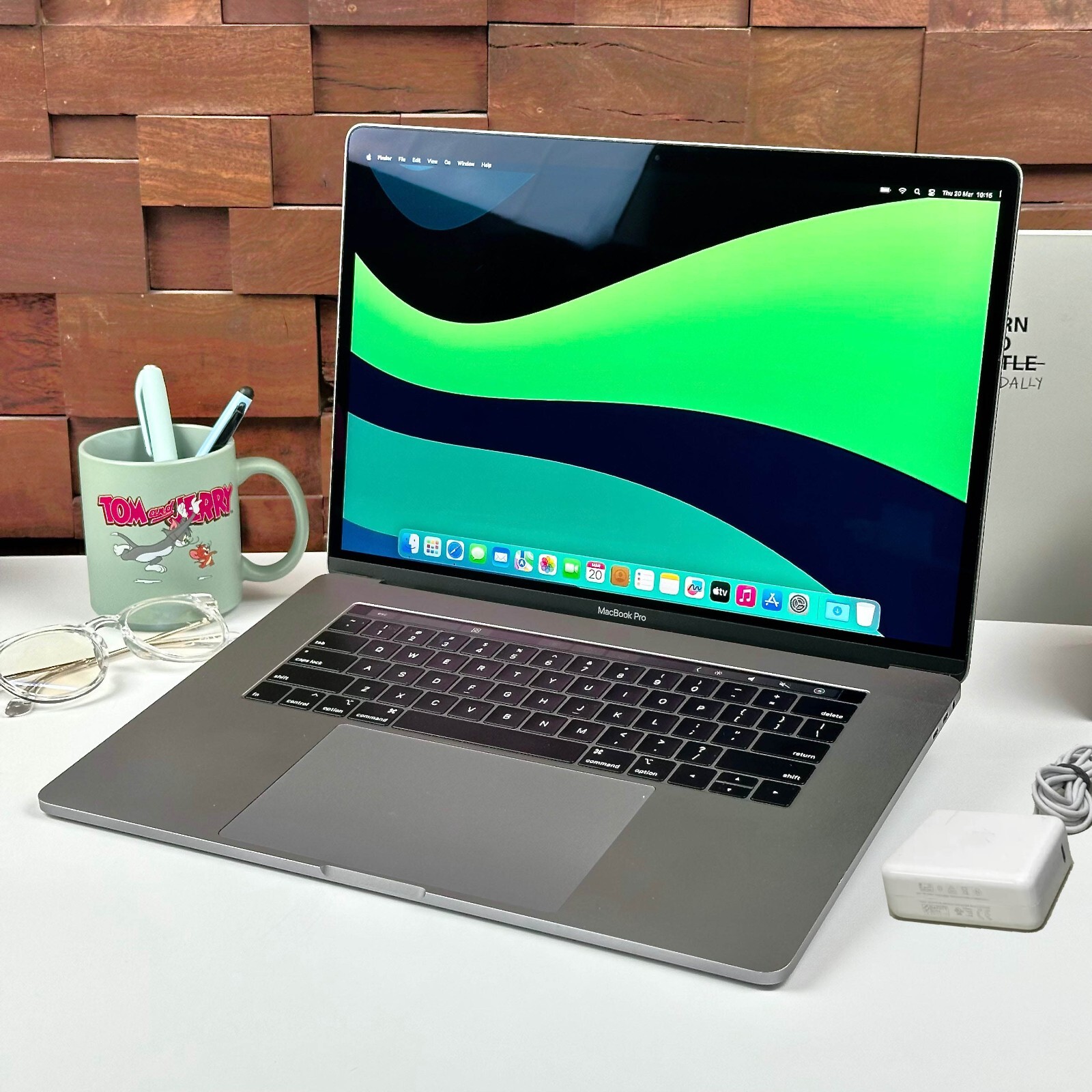 Apple 15″ MacBook Pro A1990 – DG 2.6 Core i7 512GB 16GB + OSX 2024 + WARRANTY
