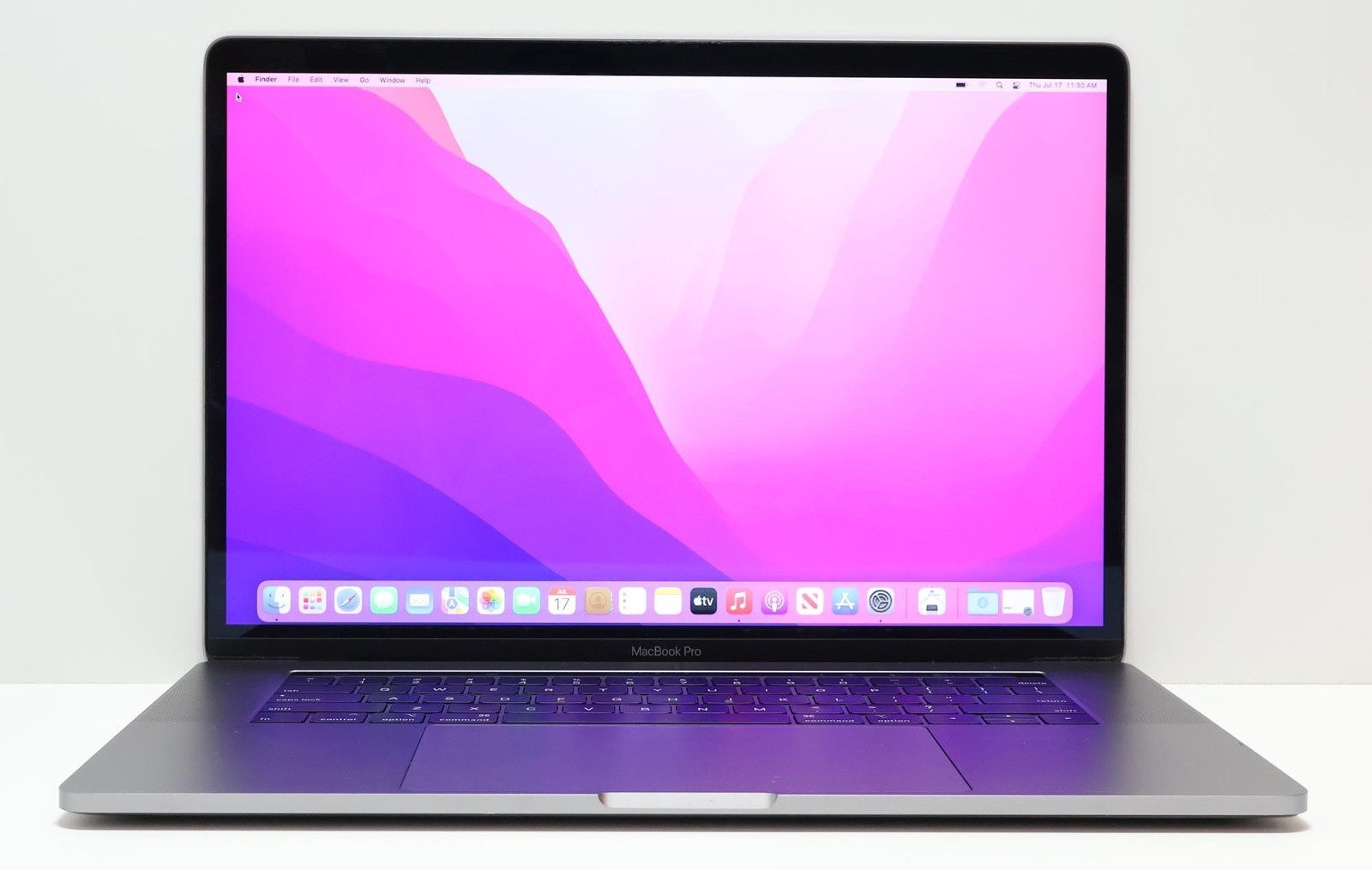Apple MacBook Pro Touch BarID Core i7 2.6GHz 16GB 512GB Rad 560X 15″ MR942LL/A
