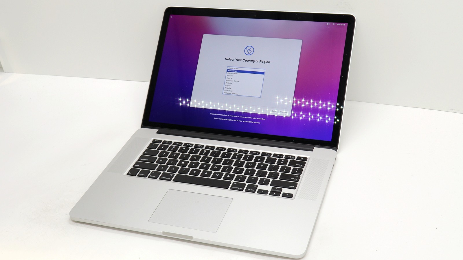 Apple MacBook Pro Retina 15″ Core i7 16GB SSD 512GB Silver 2015 – Used Good