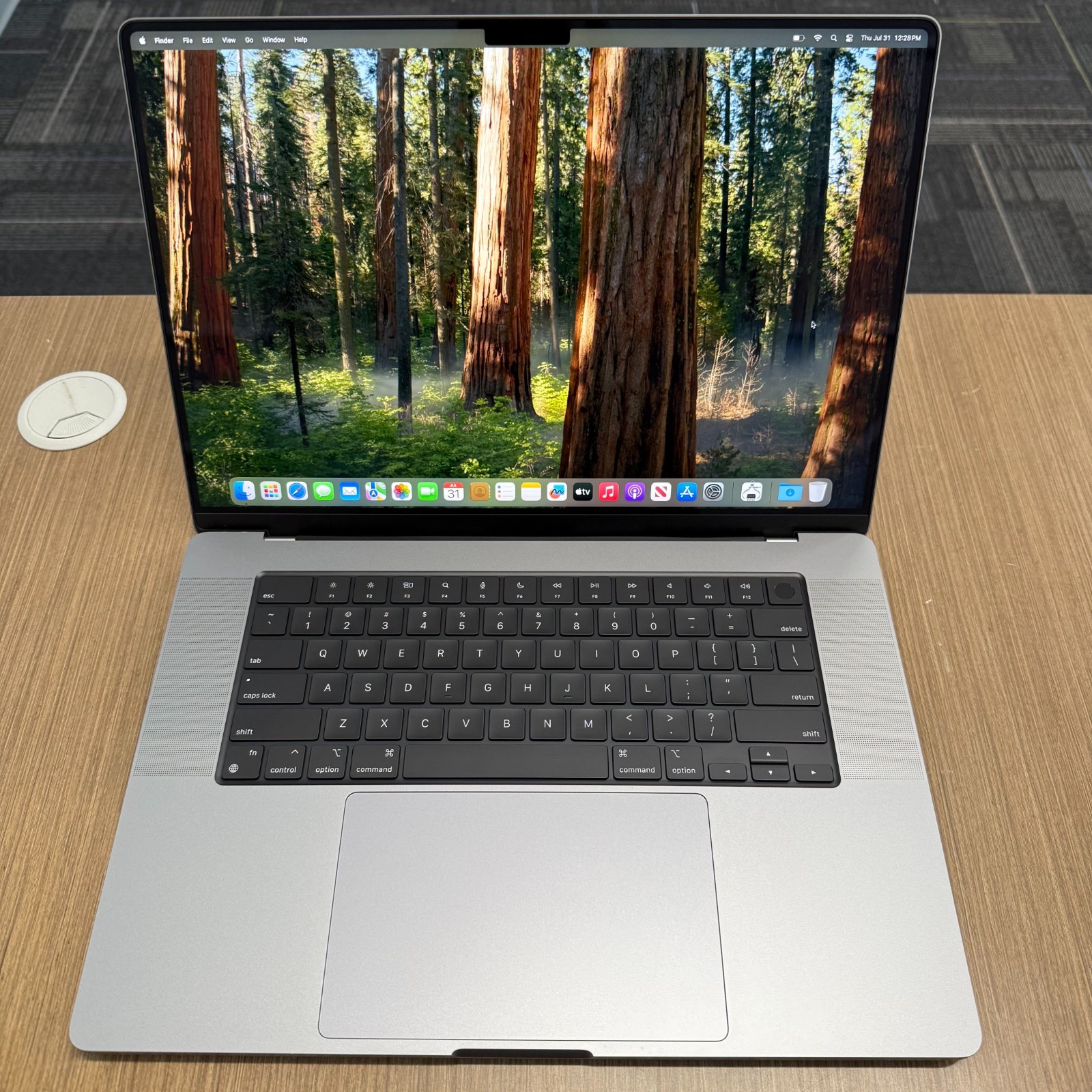 Apple MacBook Pro 16″ (1TB SSD, M1 Max, 32GB) Laptop – Space Gray Cycle Count 99