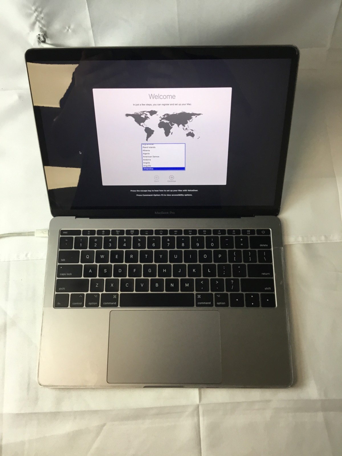 Apple MacBook Pro (M2017) “Core i5″ 13.3” 2.3 GHz 8 GB 256 GB SSD Grade C