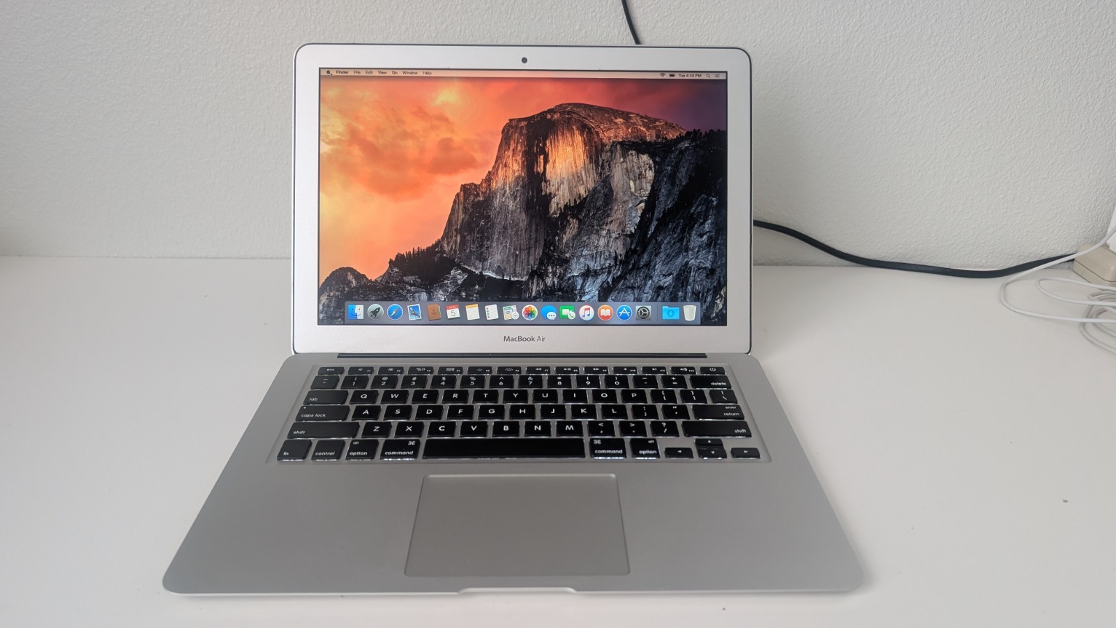 Apple MacBook Air 13.3″ Laptop – MJVG2LL/A 1.6 GHz Core i5, 4GB RAM 256 GB SSD