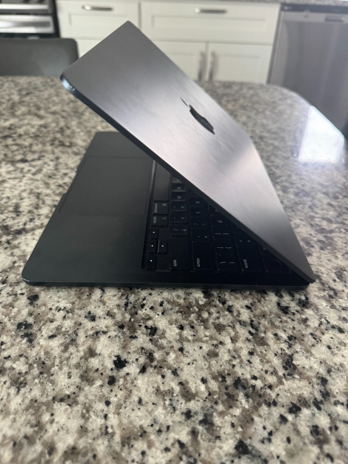 Apple MacBook Air 13.6 2022 (256GB SSD, Apple M2 8-Core, 8GB) Laptop – Midnight