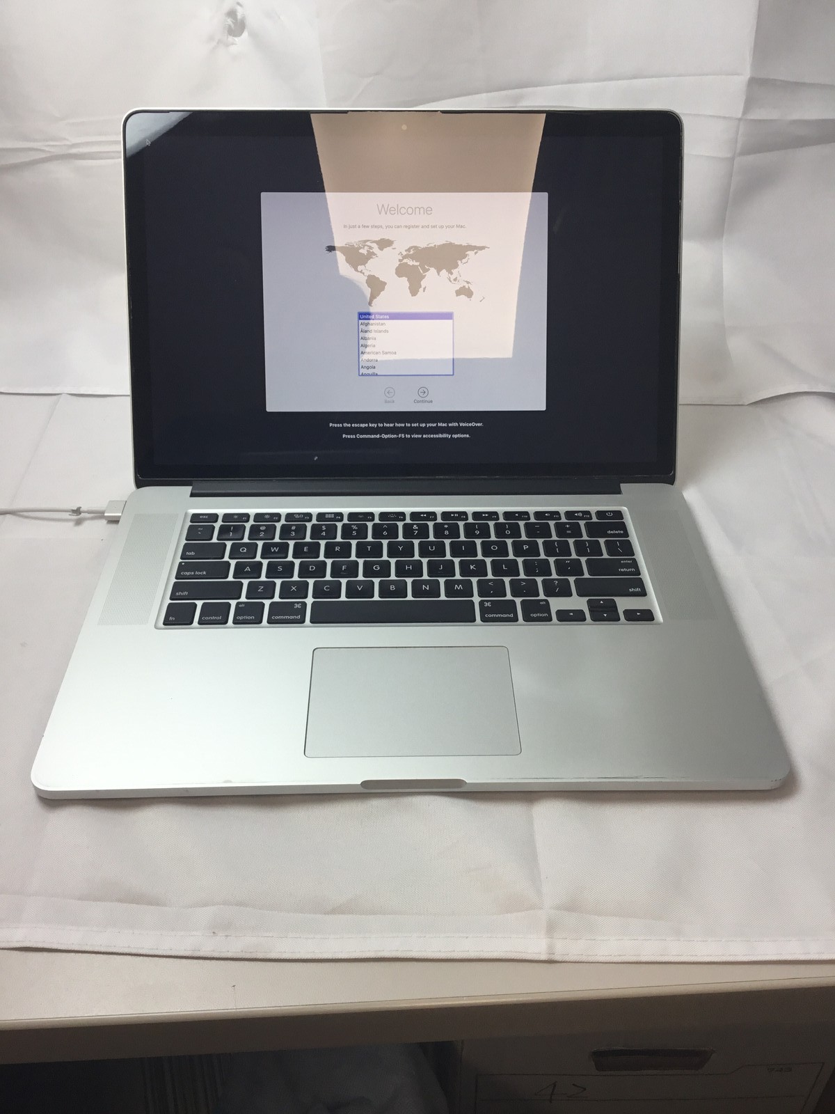 Apple MacBook Pro (M2015) “Core i7″ 15.4” 2.5 GHz 16 GB 256 GB SSD Grade C