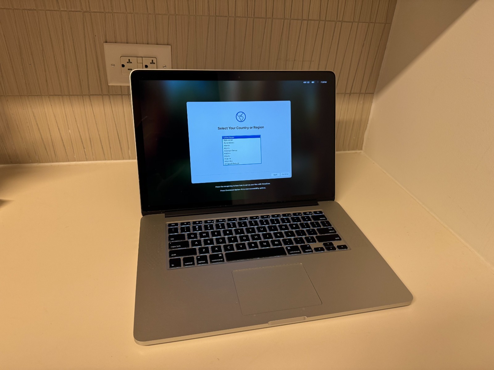 Apple MacBook Pro 15, Intel Quad Core i7, 16GB RAM, 256GB SSD, MacOS 15.6 (2025)