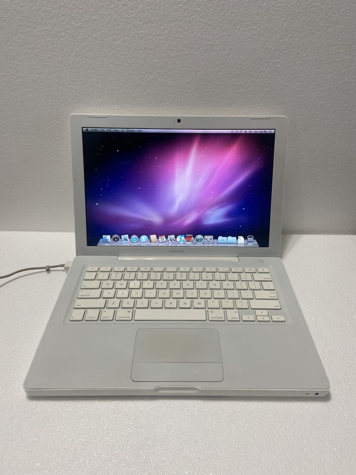 Apple MacBook “Core 2 Duo” 2.1ghz 1gb Ram 120gb HDD 13″ (White-08) MB402LL/A