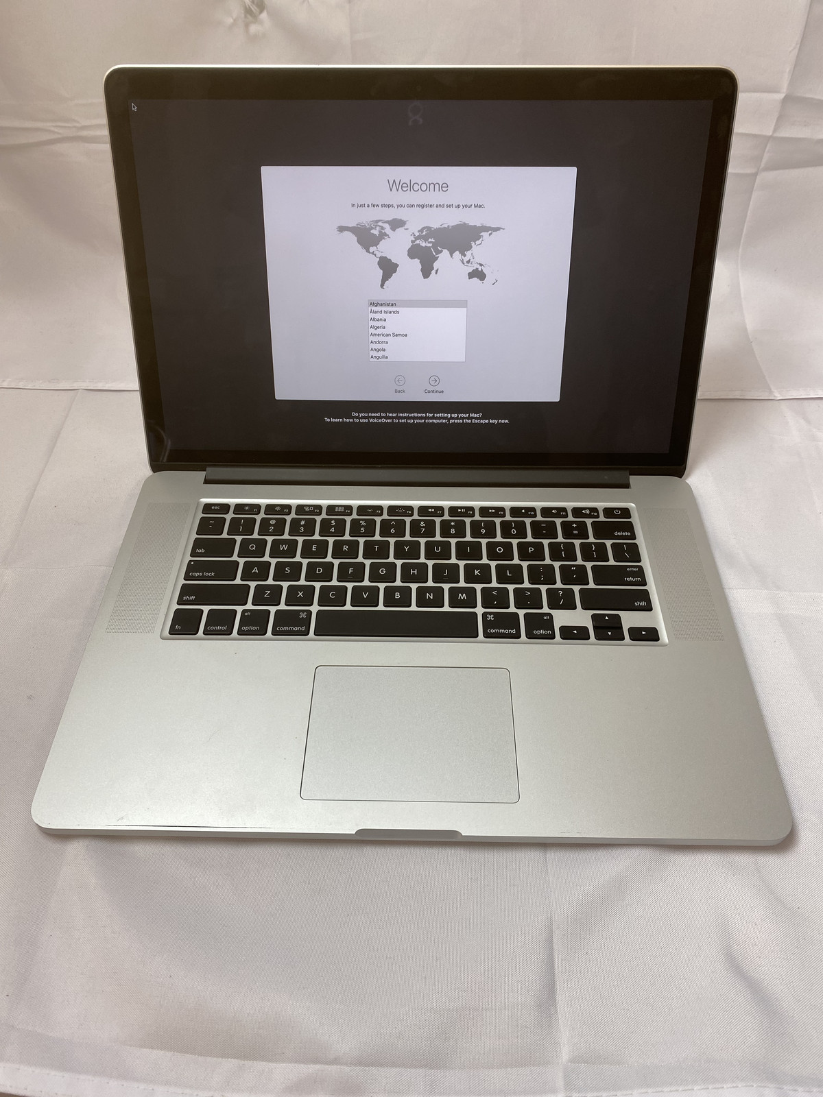 Apple MacBook Pro (M2015) “Core i7″ 15.4” 2.2 GHz 16 GB 256 GB SSD Grade C