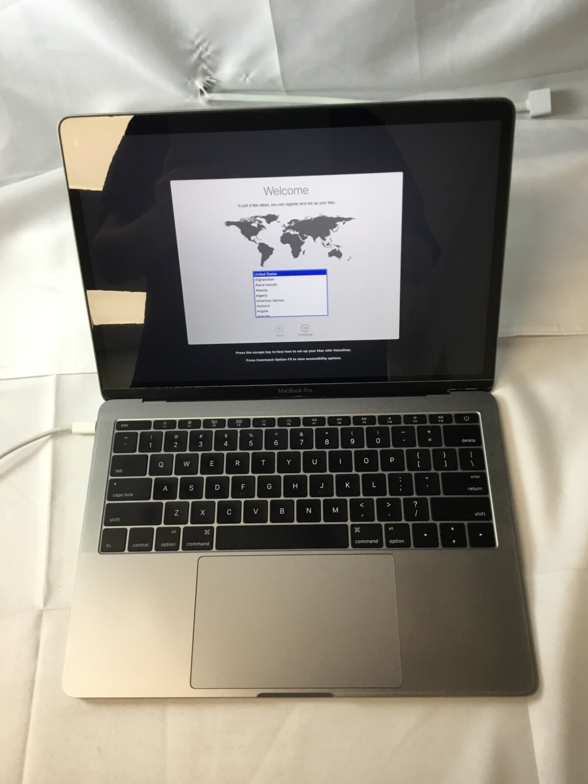 Apple Macbook Pro (L2016) 13″ 2.0GHz 8GB 256GB SSD Space Gray Grade C