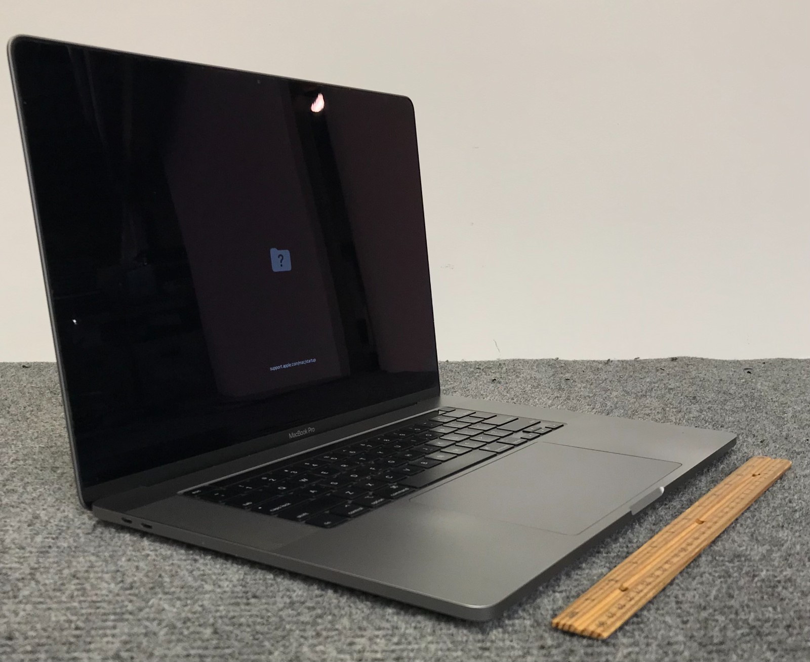 Apple MacBook Pro A2141 MVVL2LL/A 2019 16″ Laptop i7-9750H 16GB 512GB NVMe As Is