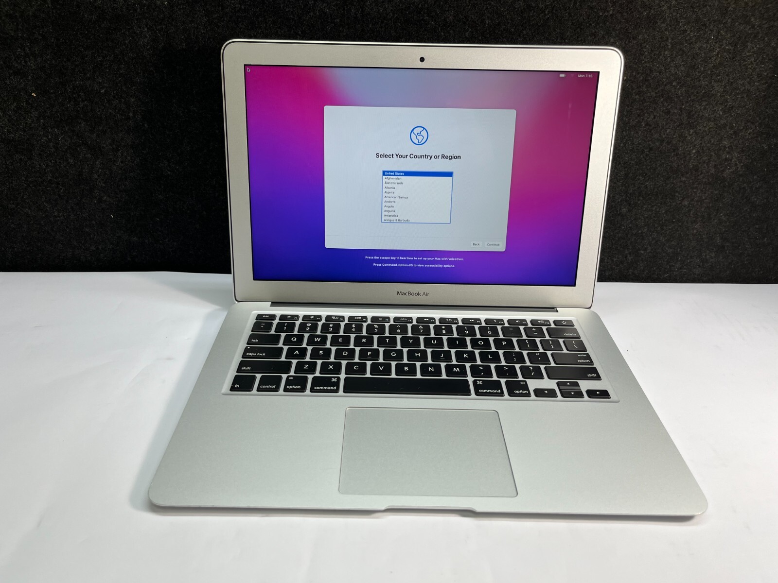 Apple MacBook Air A1466 2017 13.3″ i7 2.2GHz 256GB SSD 8GB RAM Monterey