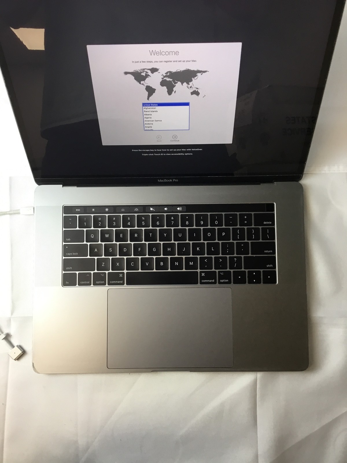 Apple MacBook Pro (L2016) “Core i7″ 15.4” 2.6 GHz 16 GB 256 GB SSD Grade C