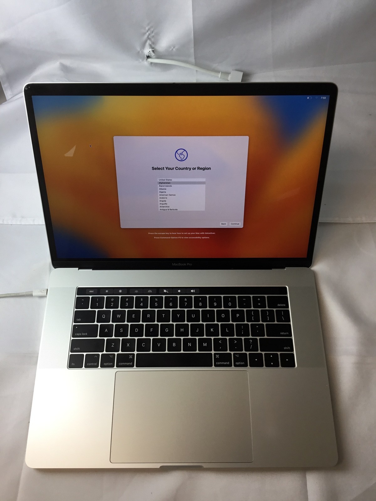 Apple MacBook Pro (M2017) “Core i7″ 15.4” 3.1 GHz 16 GB 1TB SSD Grade C
