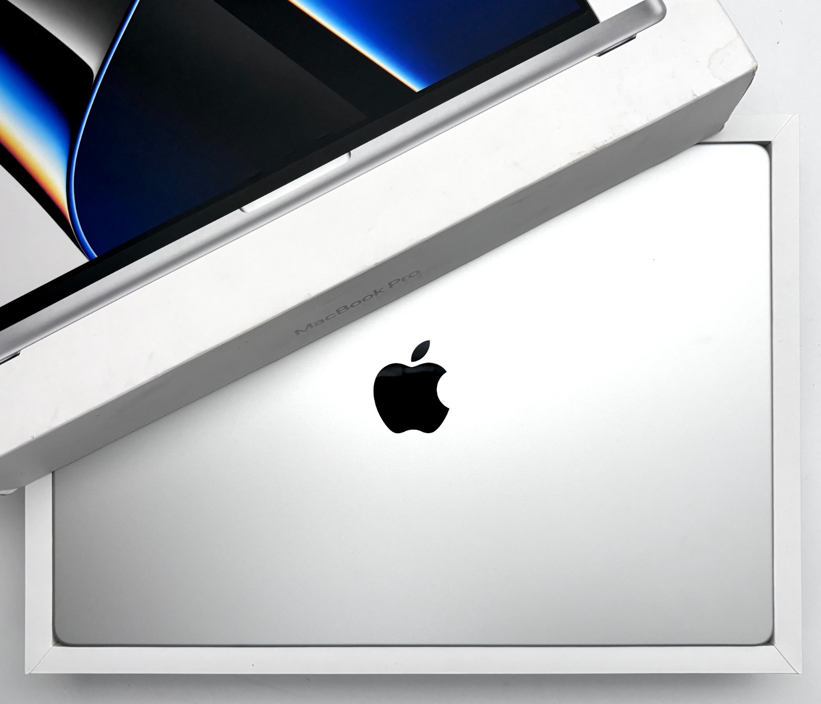 Apple MacBook Pro 2021 16″ M1 MAX SILVER/10C CPU/32C GPU- 64GB – 8TB SSD