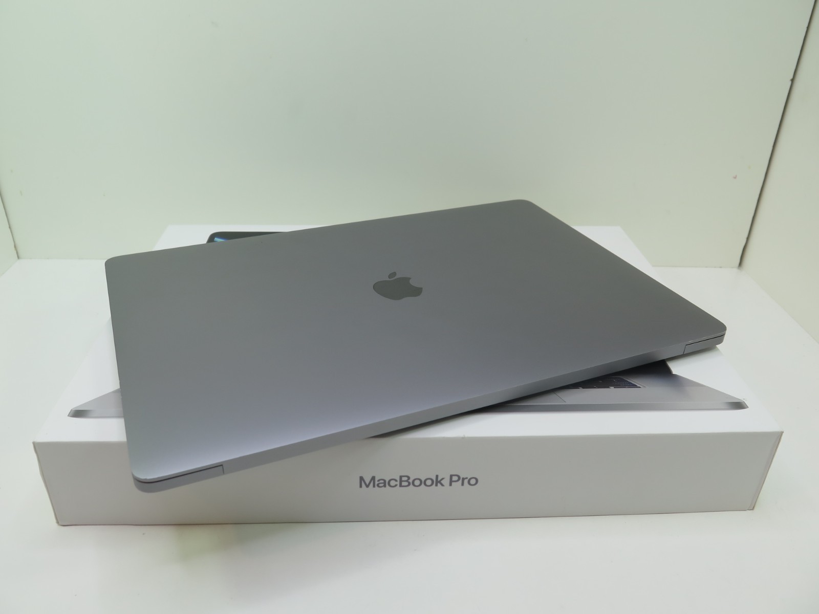 APPLE MACBOOK PRO GRAY 2019 16″ MVVL2LL/A I7 2.6GHZ 16GB 512GB BATT COUNT@ 165