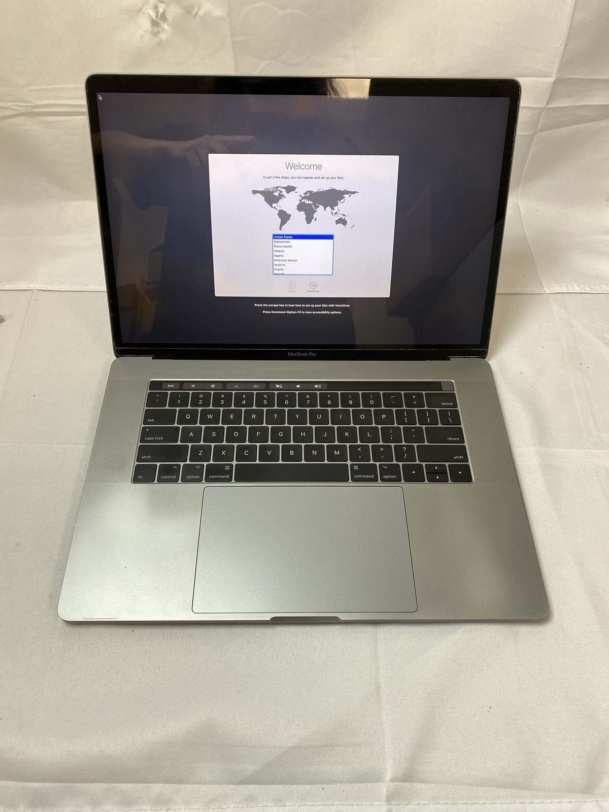 (M2017) Apple MacBook Pro “Core i7″ 15.4” 2.9 GHz 16 GB 512 GB SSD Grade C