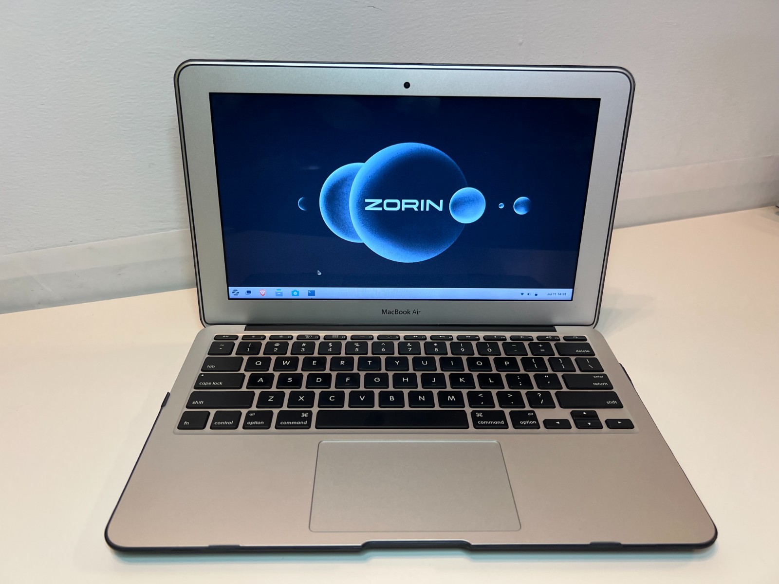 MacBook Air 11 inch 2015 with Zorin OS-MINT CONDITION