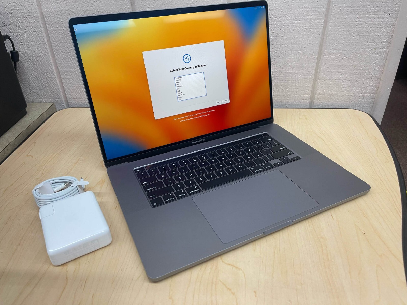 16″ 2019 MacBook Pro Touch Bar 6 Core i7 4.5 Max 9th 512GB SSD RP5300M OSX 2022