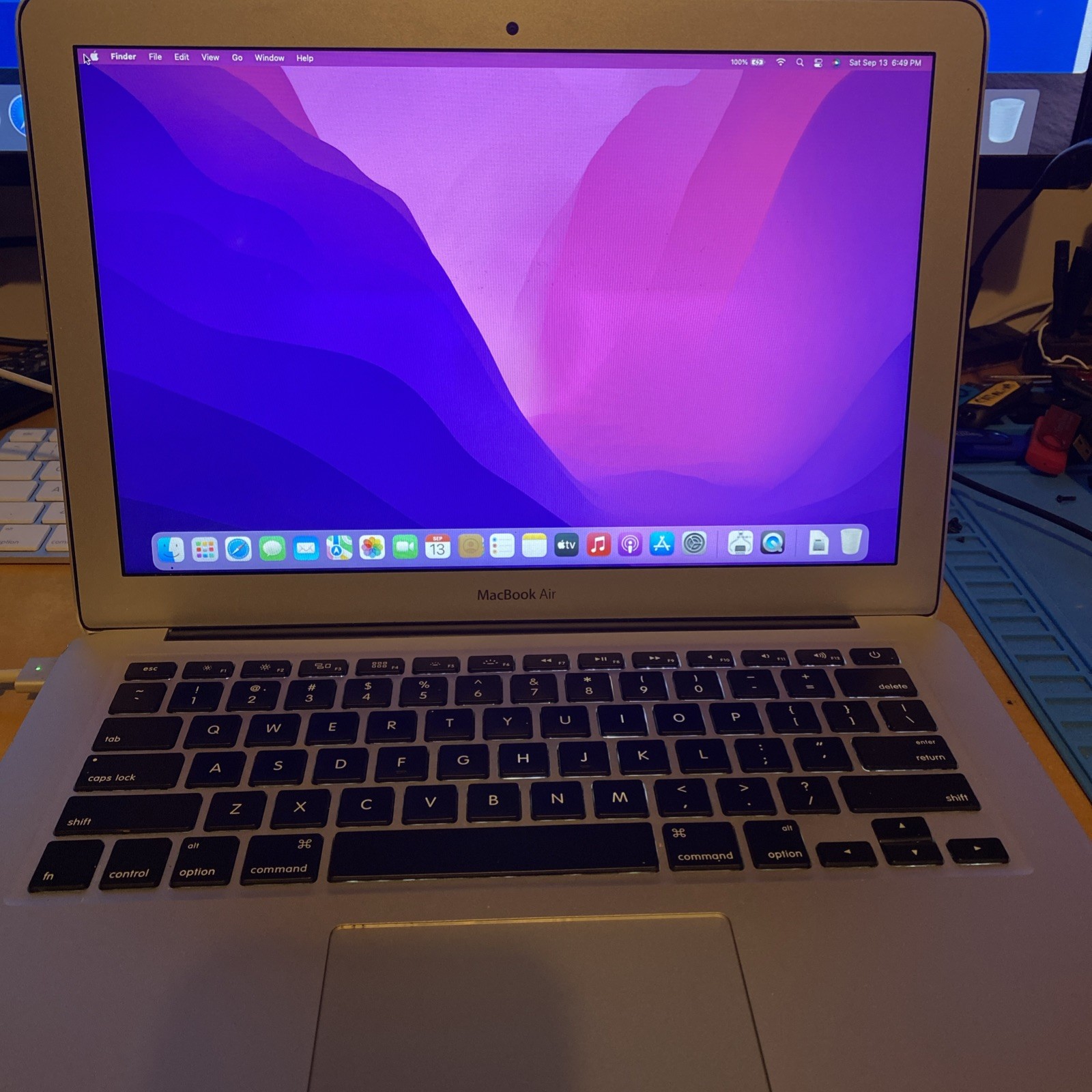 Apple MacBook Air 2017-13″-Core I5-1.8GHZ,8GB,128GB SSD,Monterey,New Battery!