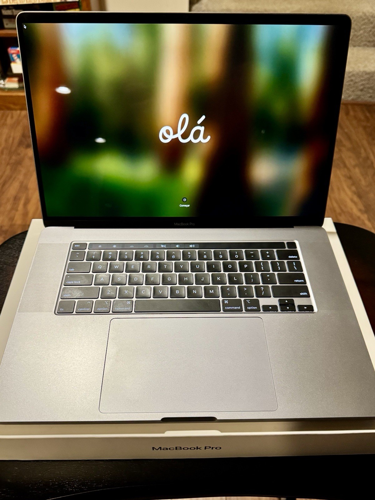 Apple MacBook Pro MVVM2LL/A Intel Core I9-9880H 2.30GHz, 1TB, 16GB RAM, Sequoia