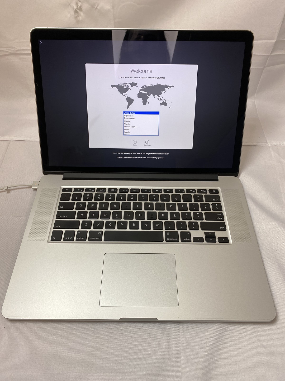 Apple MacBook Pro (E2013) “Core i7″ 15.4” 2.4 GHz 8 GB 256 GB SSD Grade C