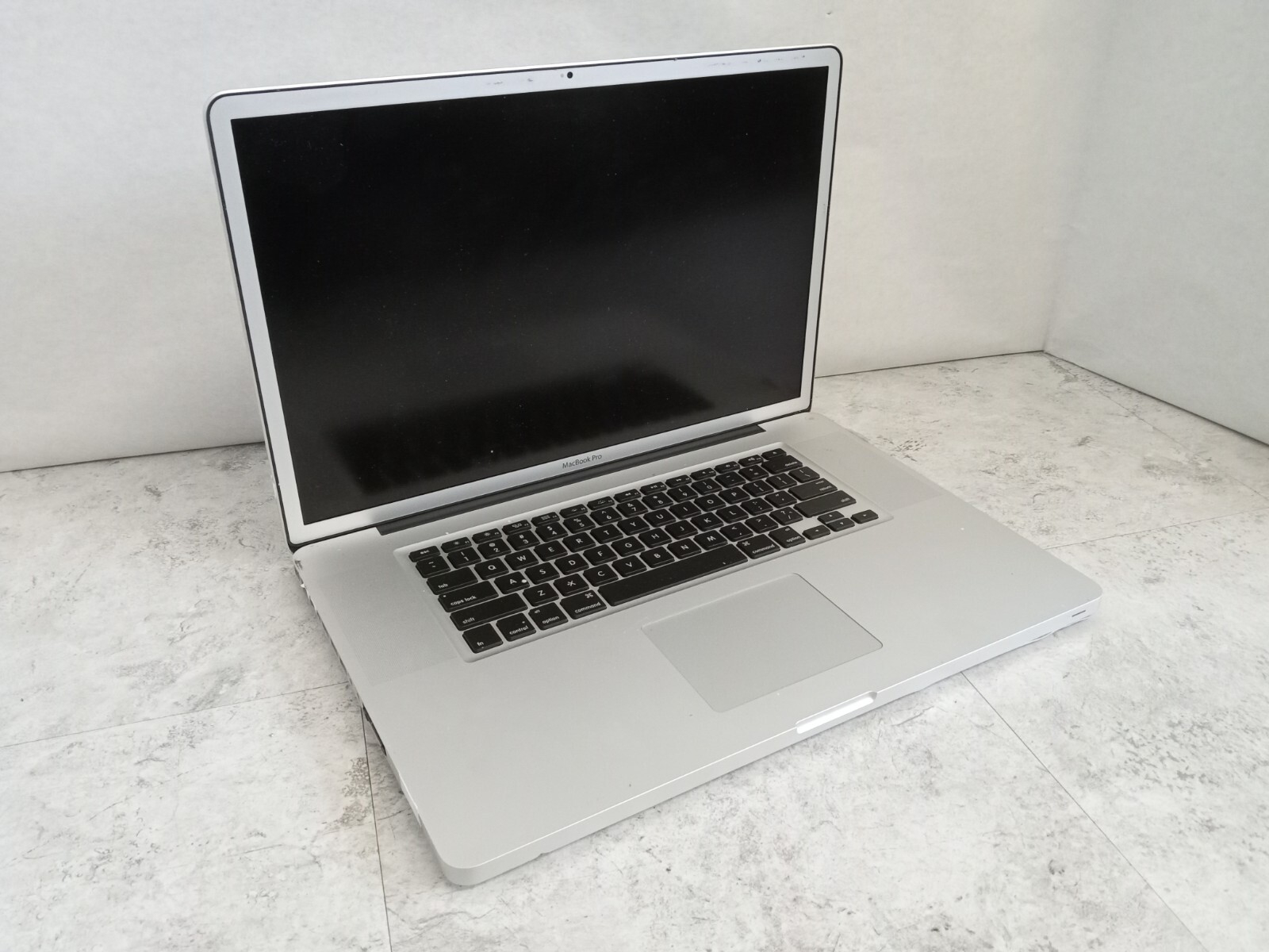 Apple MacBook Pro 17″ A1297 2011 Intel Core i7 2.3GHz 4GB RAM -BOOTS -READ -RR