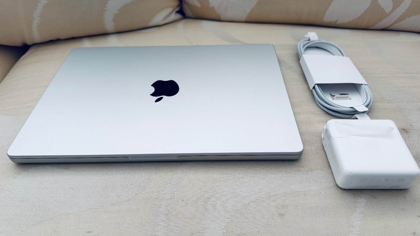 2021 apple macbook pro 14-inch m1 laptop