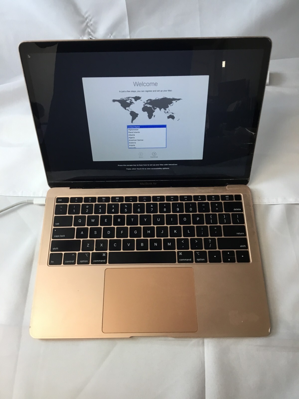 Apple Macbook Air (L2018) 13″ 1.60 GHz 8GB 128GB SSD Gold Grade C