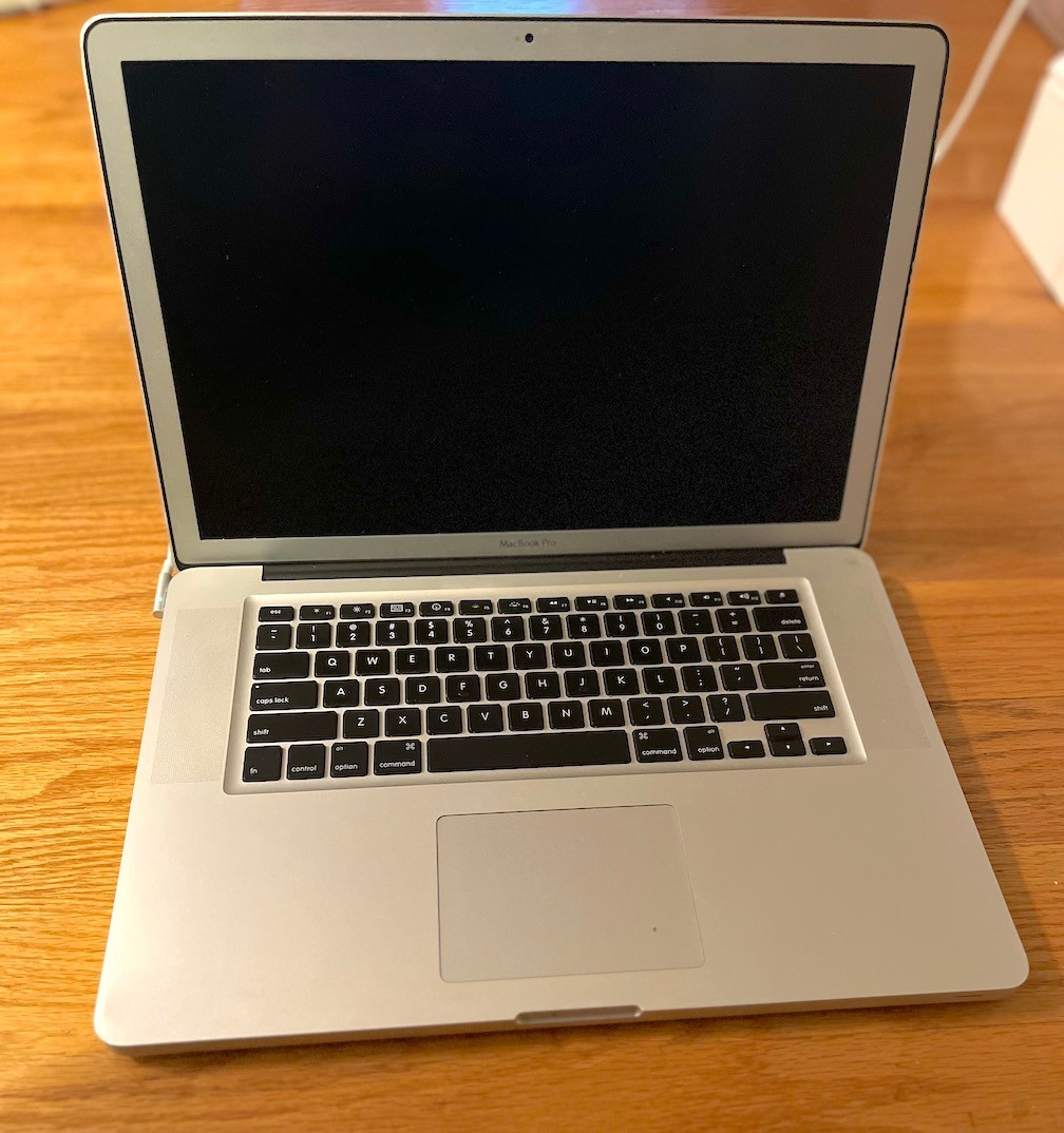 MacBook Pro 2011 15″ 2.2GHz CPU   8GB RAM    1TB HDD  Working