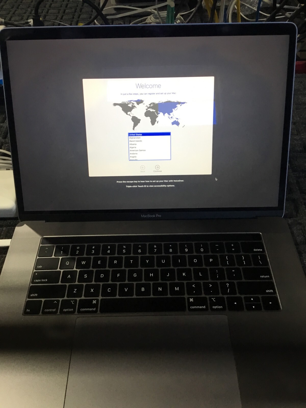 Apple MacBook Pro 15″ Touch/2018 i7 2.2GHz 16GB 256GB SSD Space Gray Grade C