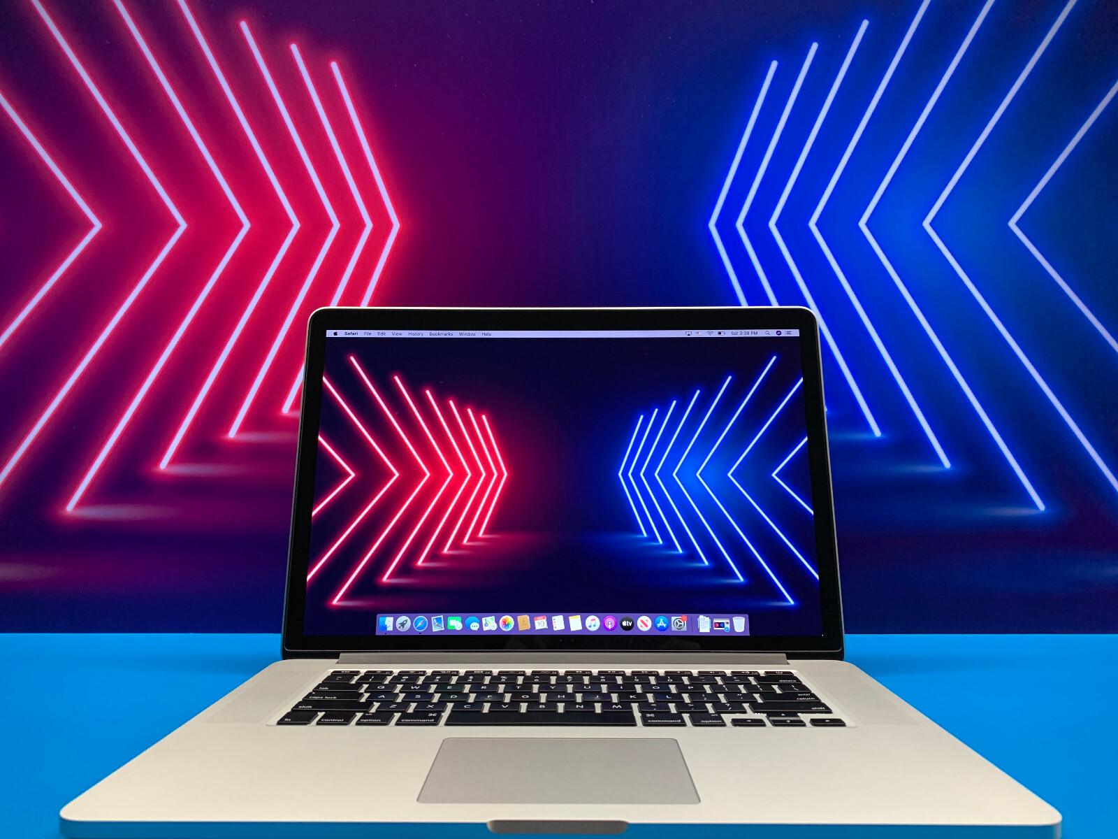 MacBook Pro 15″ RADEON 16GB i7 3.7Ghz – Retina 1TB SSD Monterey STAIN