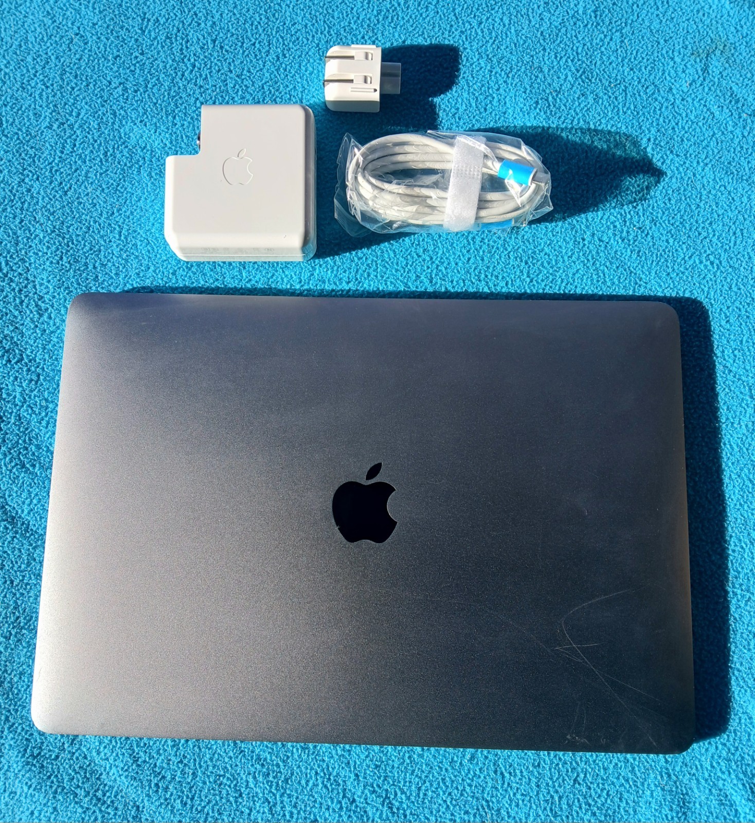 Apple MacBook Pro 13in A17808: Intel Core i5@2.30GHz, 8GB RAM, 128GB – NICE
