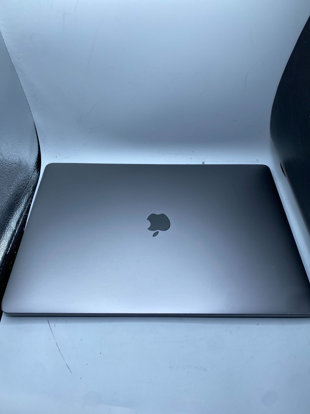 Apple MacBook Pro MPTR2LL/A i7-7700HQ 2.8GHz 16GB 256GB – See Description…