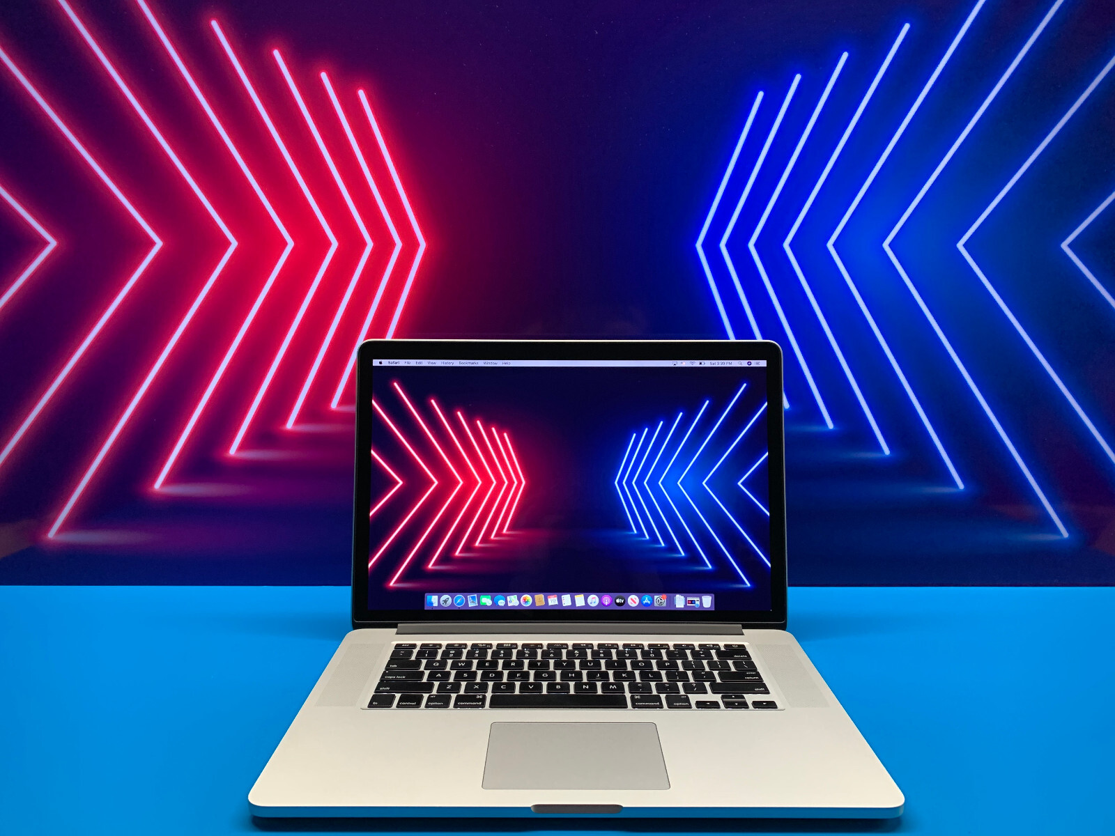 MacBook Pro 15″ i7 4.0Ghz TURBO – Retina 16GB 1TB SSD Monterey – STAIN