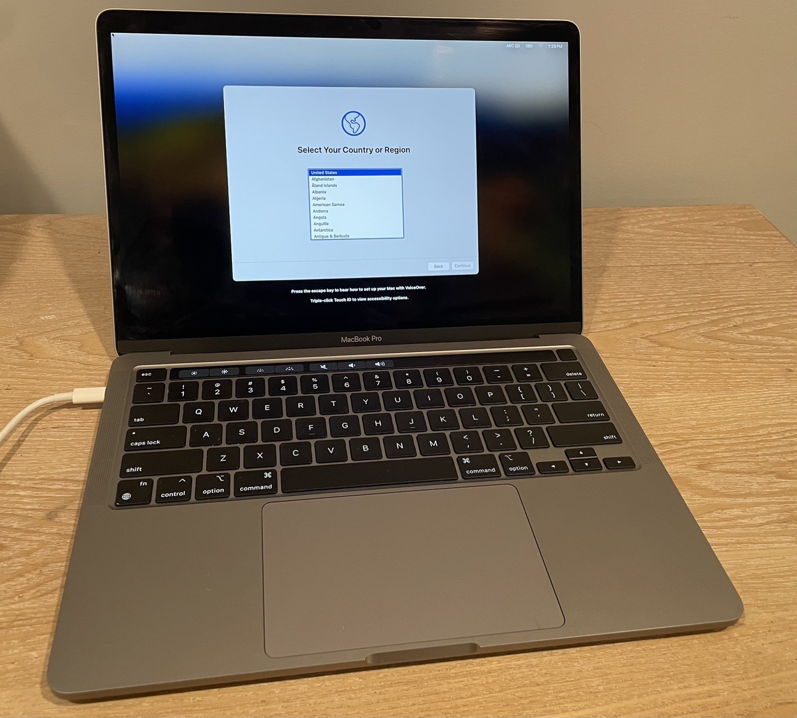 Apple MacBook Pro 13-inch M2 2022 256GB, 8GB RAM, Space Gray W/ Mouse