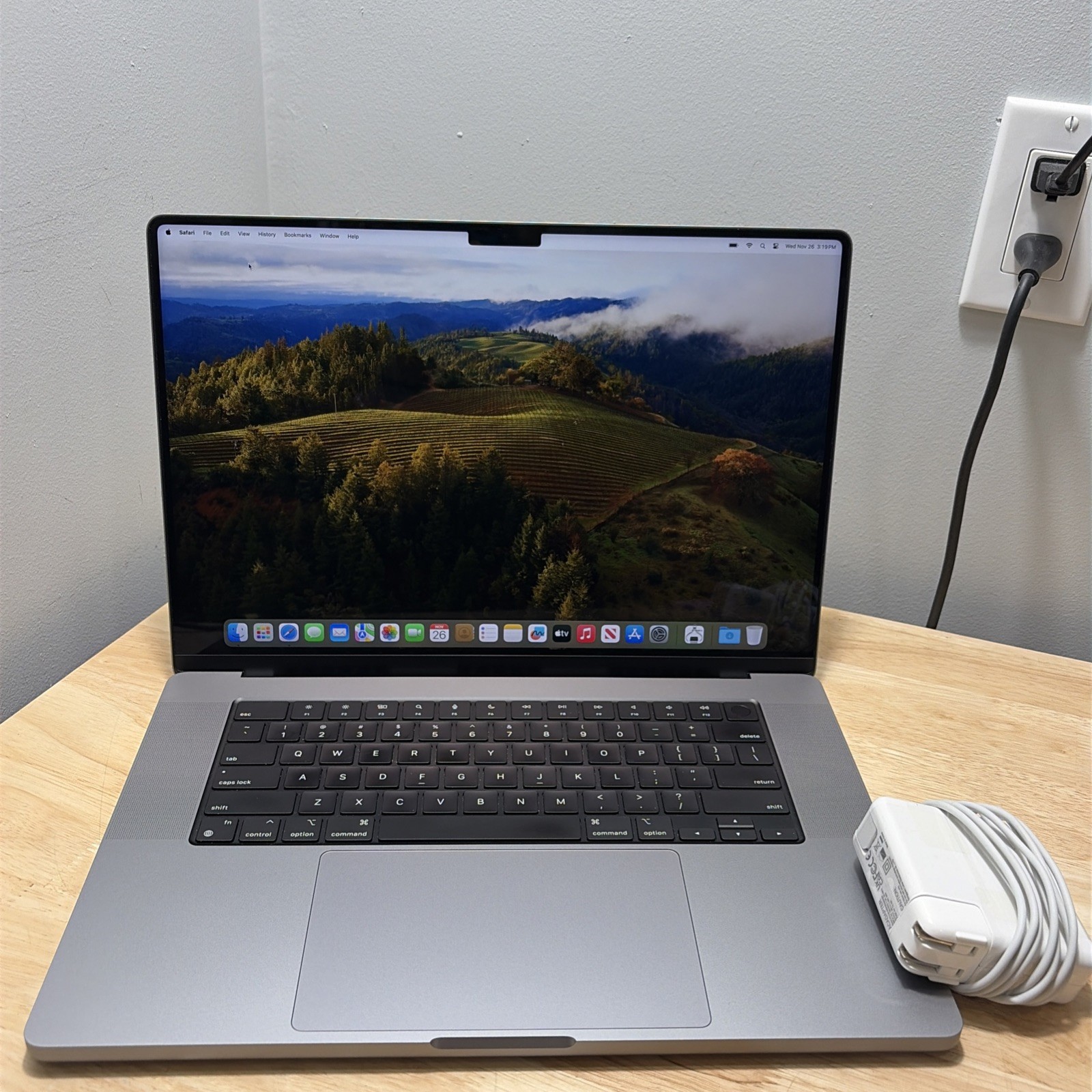 Apple MacBook Pro 16″ A2485 Apple M1 Pro 3.2GHZ 16GB 1TB OS Sonoma 65 Cycle Cord