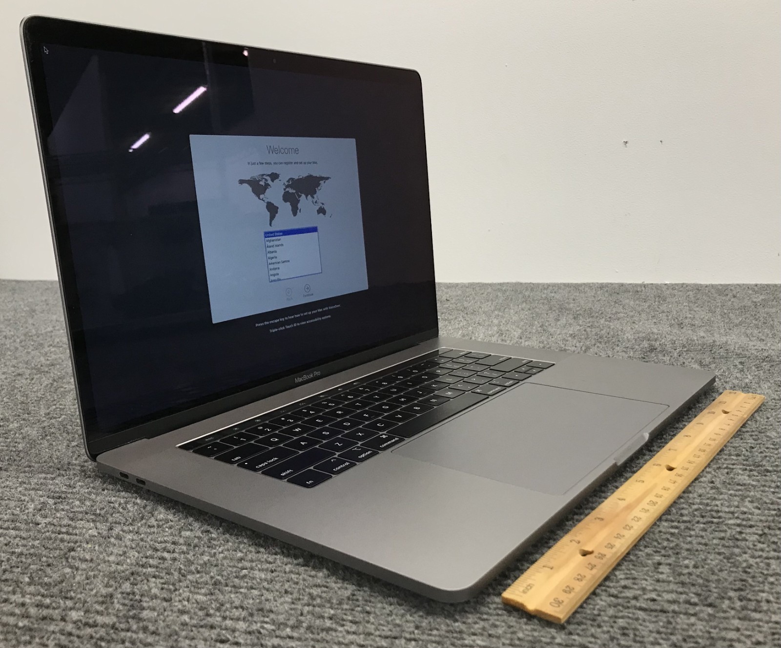 Apple MacBook Pro A1990 2018 2K 15.4″ Laptop i7-8750H 16GB RAM 256GB NVMe