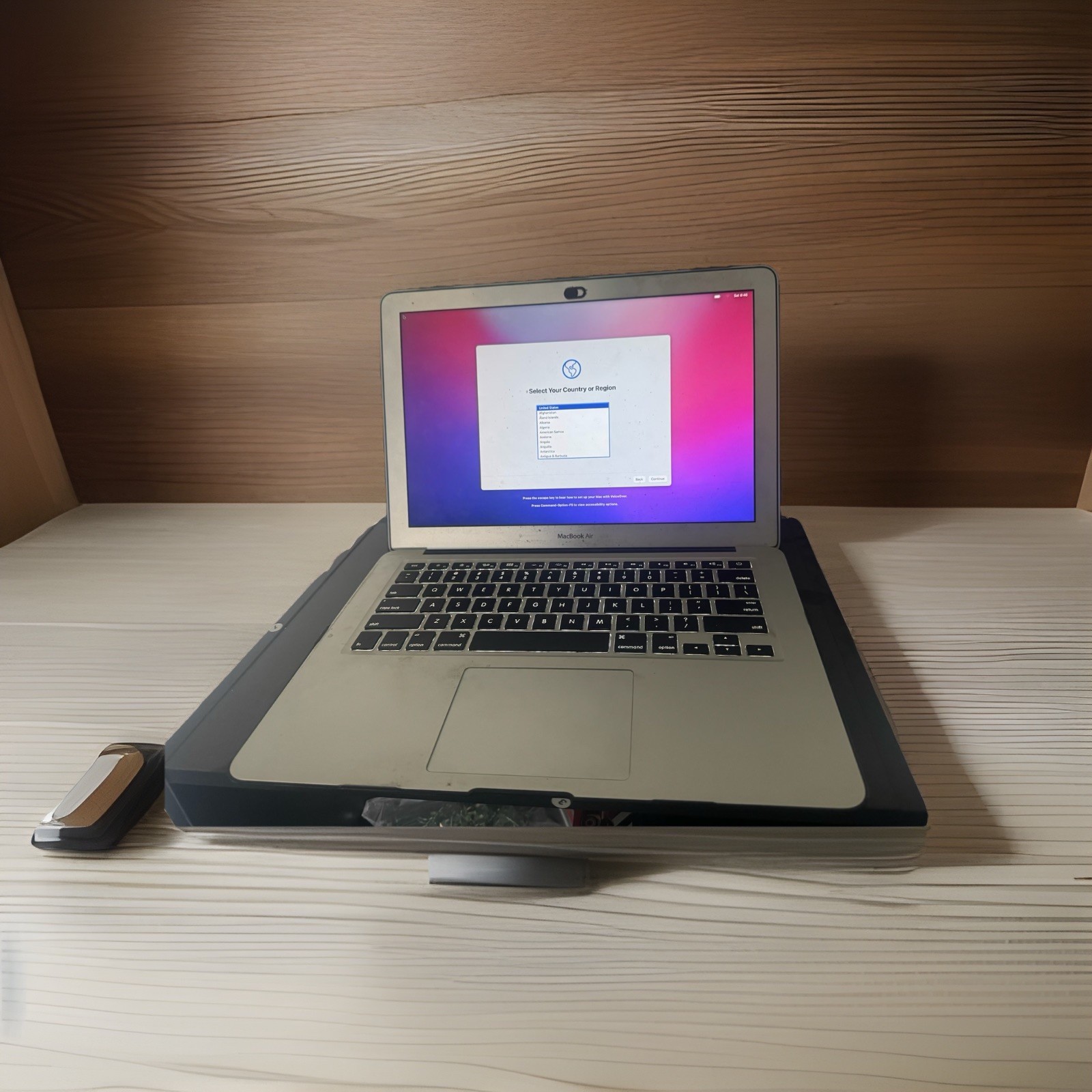 Bundle APPLE MACBOOK AIR 13″ LAPTOP  8GB + 128GB SSD. MacOS Big Sur