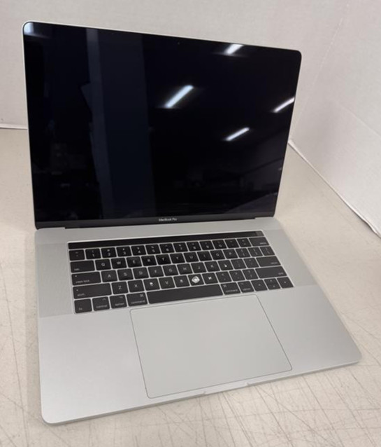 Apple MacBook Pro 15″ 2017 A1707 i7-7700HQ 2.8GHz 16GB RAM 512GB SSD AMD 555