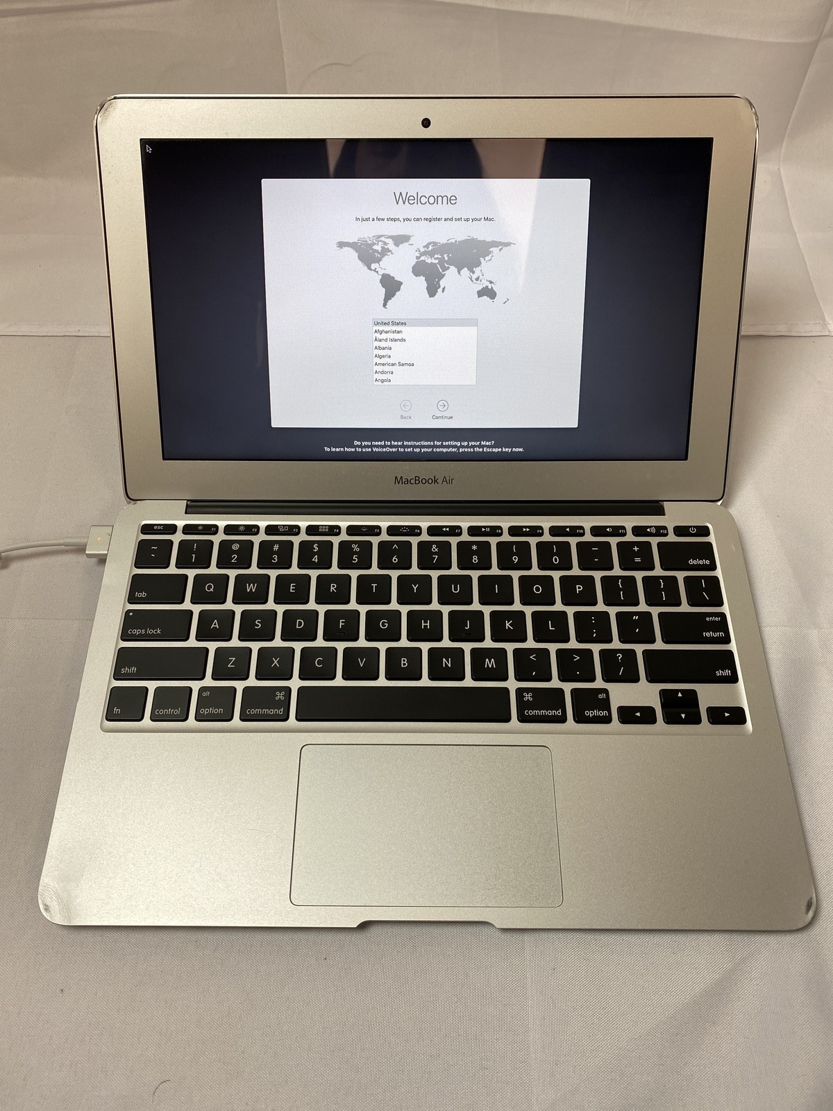 Apple MacBook Air (E2015) “Core i5″ 11.6” 1.6 GHz 4 GB 128 GB SSD Grade C
