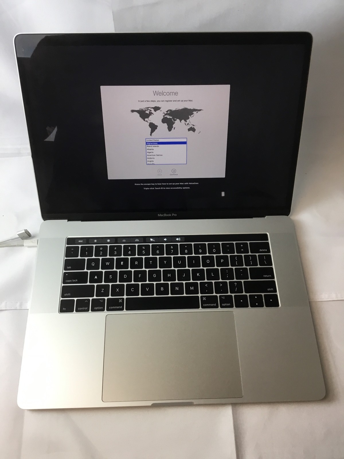 Apple MacBook Pro (M2017) “Core i7″ 15.4” 2.8 GHz 16 GB 256 GB SSD Grade C