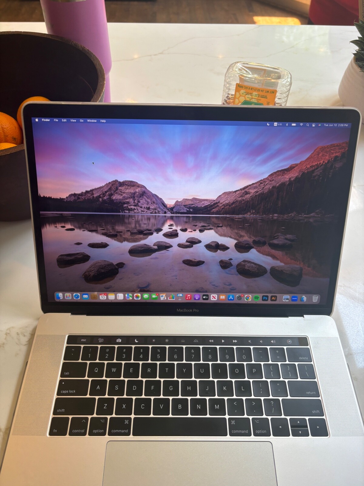 Apple MacBook pro 2016 15 inch silver with touchbar