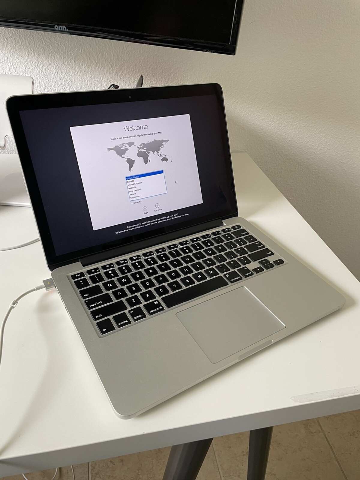 2015 Apple MacBook Pro 13″ Retina / Dual Core i5/ 8GB / 128GB SSD OS X Yosemite