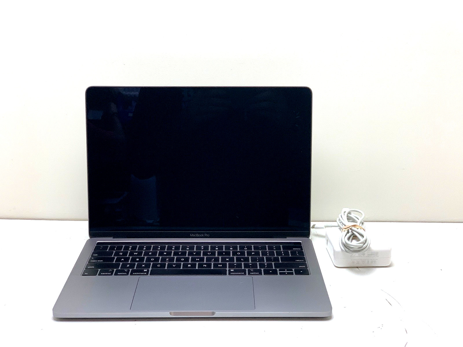 MacBook Pro 13″ 2019 | i5-8279U | 16GB RAM | 512GB NVMe | 274 Cycles | READ
