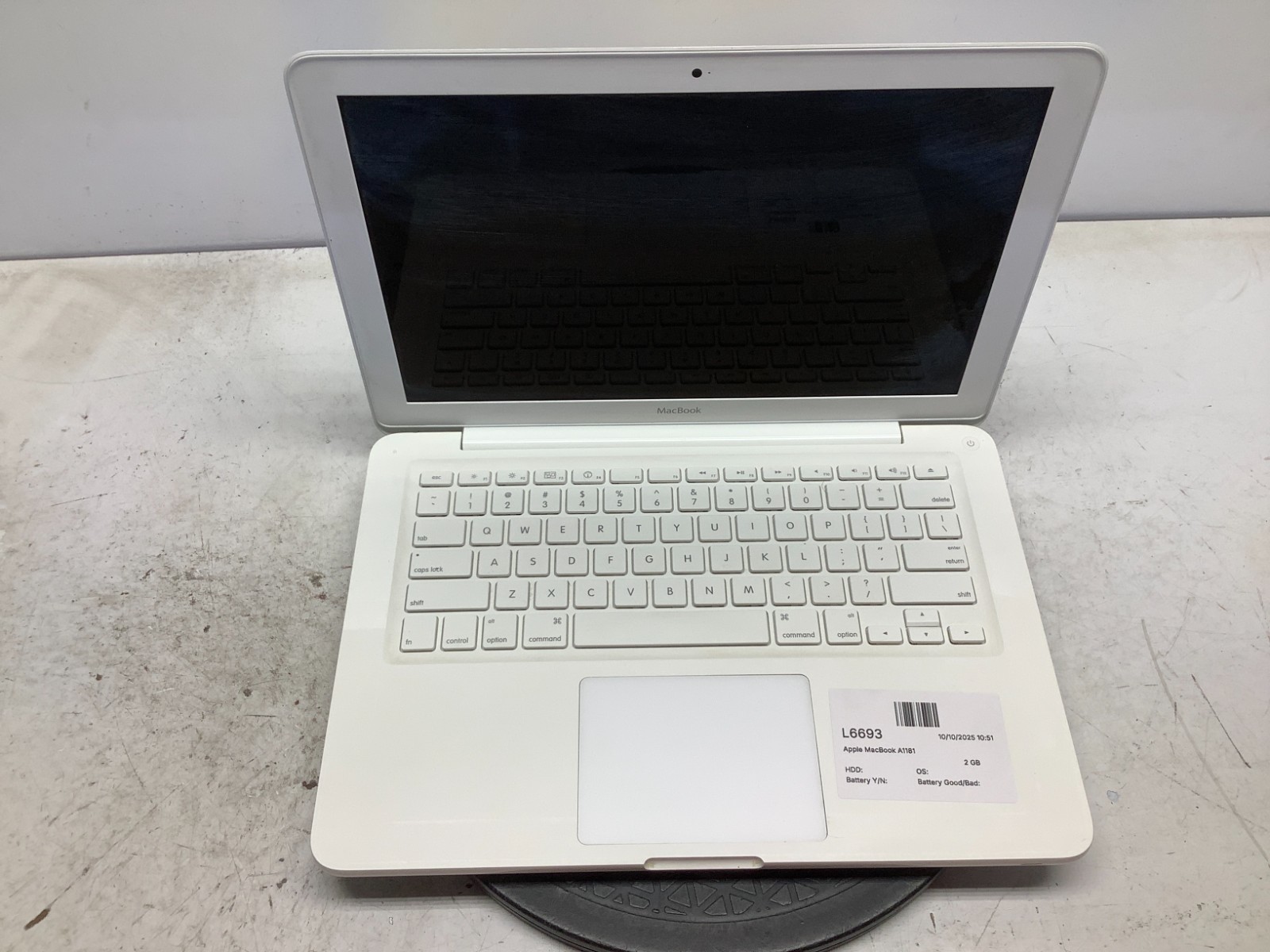 Apple MacBook A1181 2 GB NO HDD